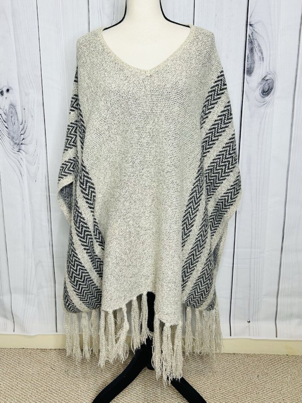 POL Womens Poncho Cape Sweater Size S Aztec Chevron Black Tan Fringe V-Neck